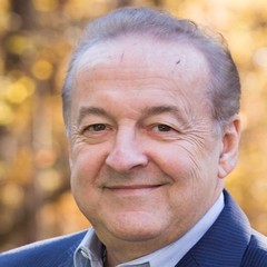 headshot for Dan Arnold
