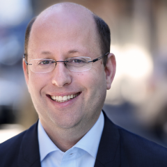 headshot for Guy Vardi